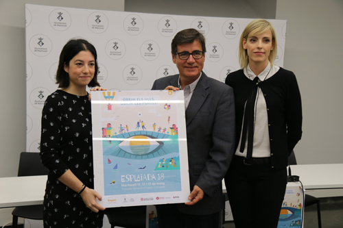 Irene Torrecilla Xavier Fonollosa i Cristina Dalmau amb el cartell de lEsplaiada 18