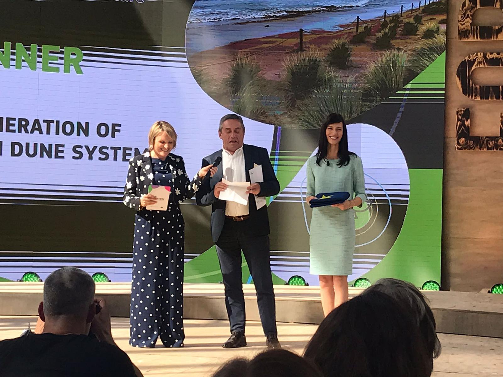 Ramon Torra gerent de lAMB recull el New European Bauhaus Prize 2022 de mans de la comissària europea Mariya Gabriel dreta aquest dissabte a Brusselles 1