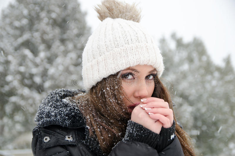 mujer de î eautiful mientras que su nevar con las manos de congelación 67110577