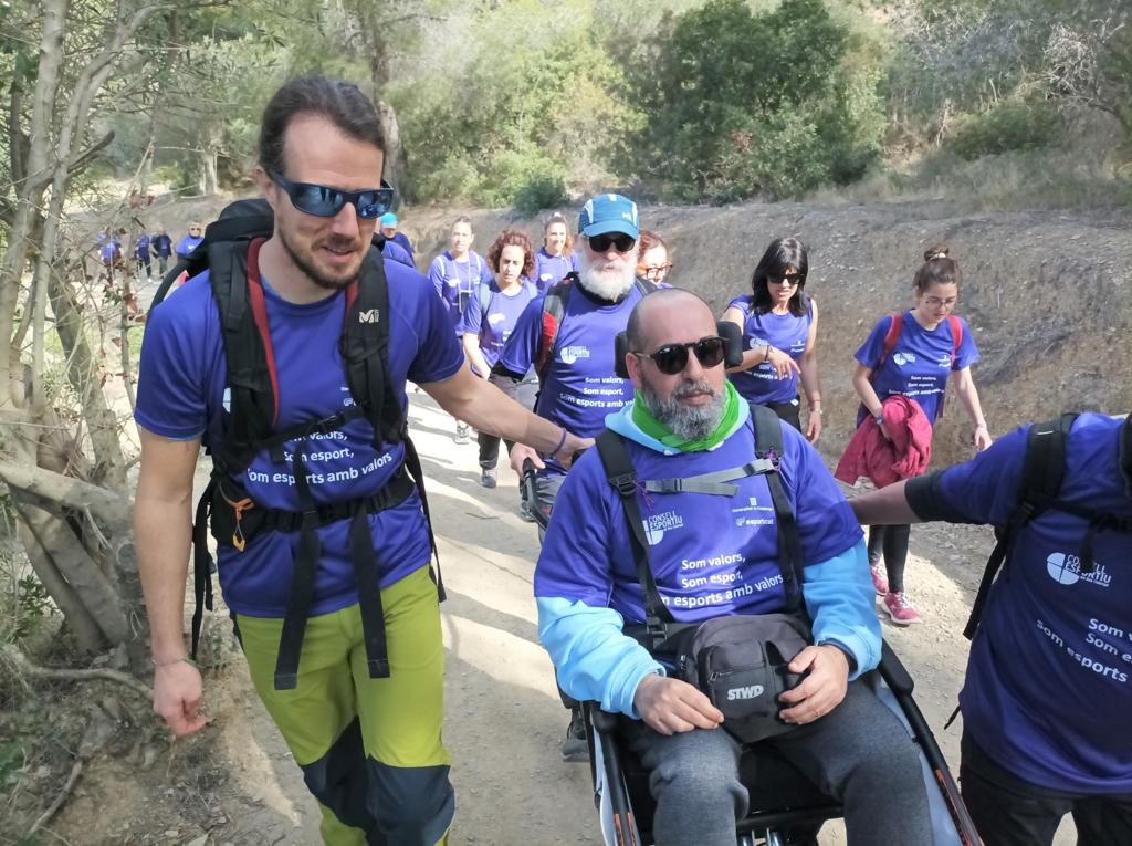 Bernard pujant amb els voluntaris