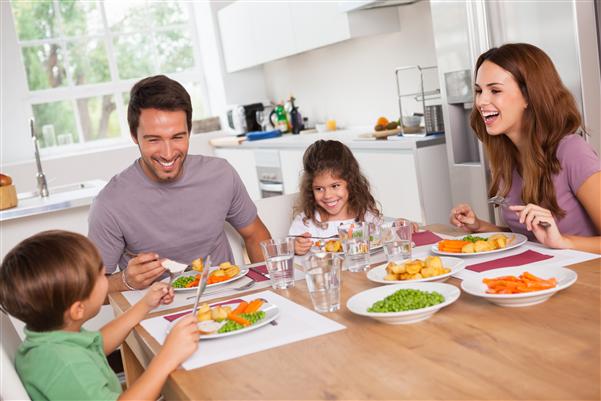 familia menjant